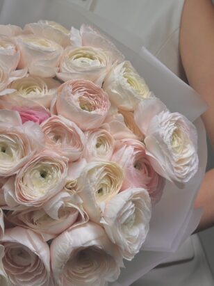 Моно букет из ранункулюсов — изображение 3