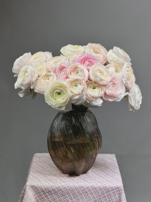 Моно букет из ранункулюсов — изображение 2