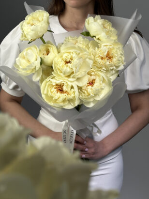Моно букет из лимонных пионов — изображение 2