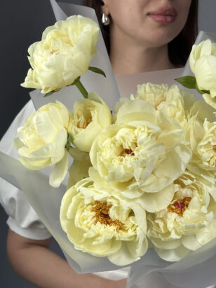 Моно букет из лимонных пионов — изображение 3